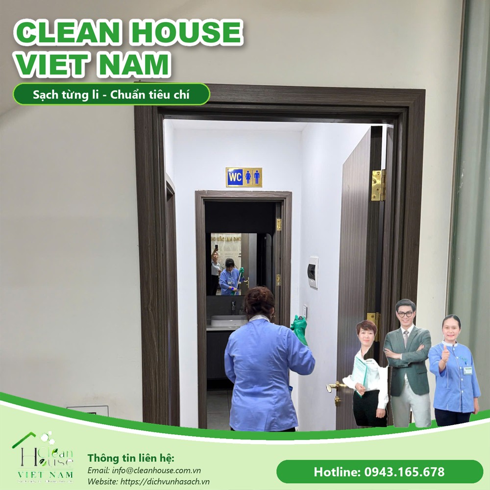 Nhân viên vệ sinh lau khung cửa