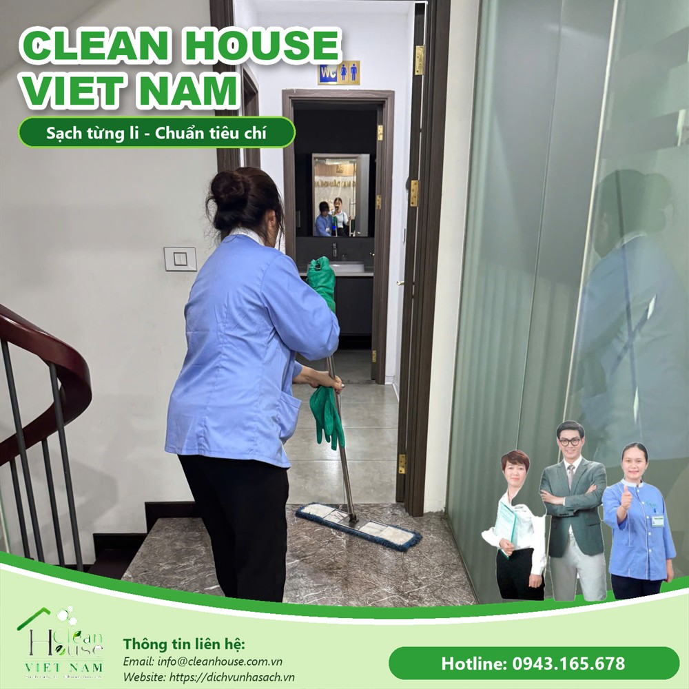 Nhân viên vệ sinh lau sàn hành lang