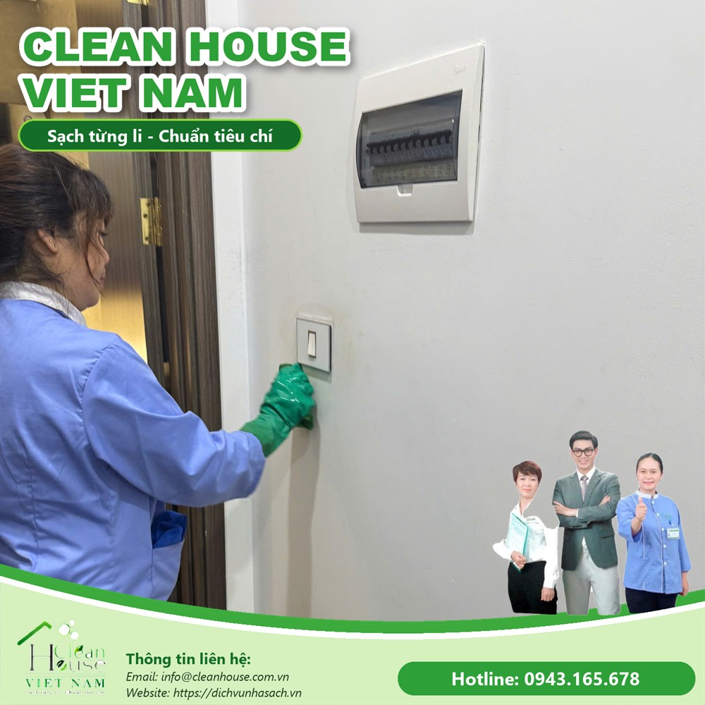 Nhân viên Dịch vụ Nhà Sạch lau công tắc trên tường
