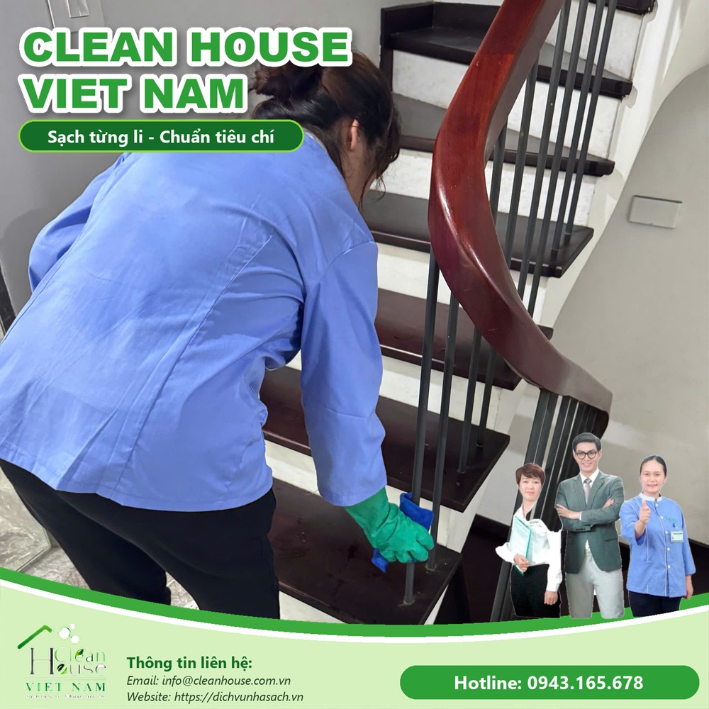 Nhân viên vệ sinh lau tay vịn cầu thang