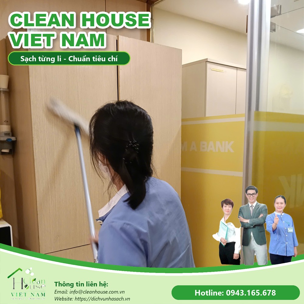 Nhân viên vệ sinh lau tủ gỗ