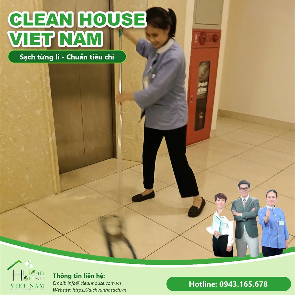 Nhân viên Dịch vụ Nhà Sạch lau sàn sảnh