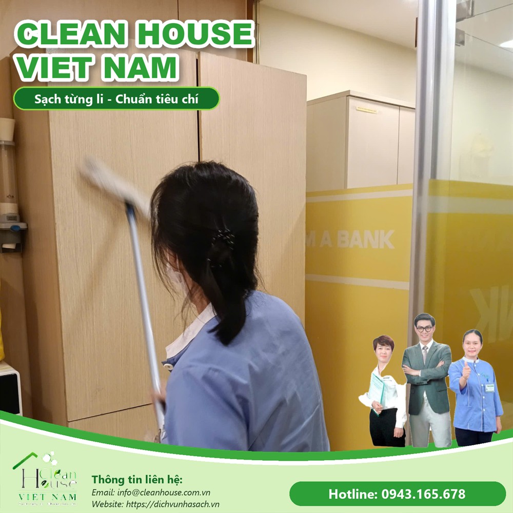 Nhân viên Dịch vụ Nhà Sạch lau vách tường