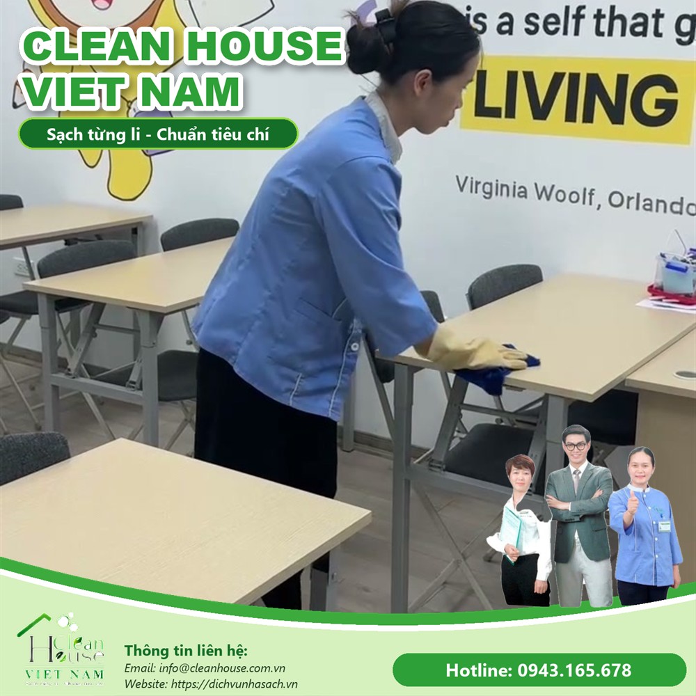 Nhân viên Dịch vụ Nhà Sạch làm việc