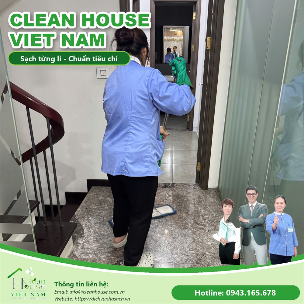 Nhân viên Dịch vụ Nhà Sạch làm việc