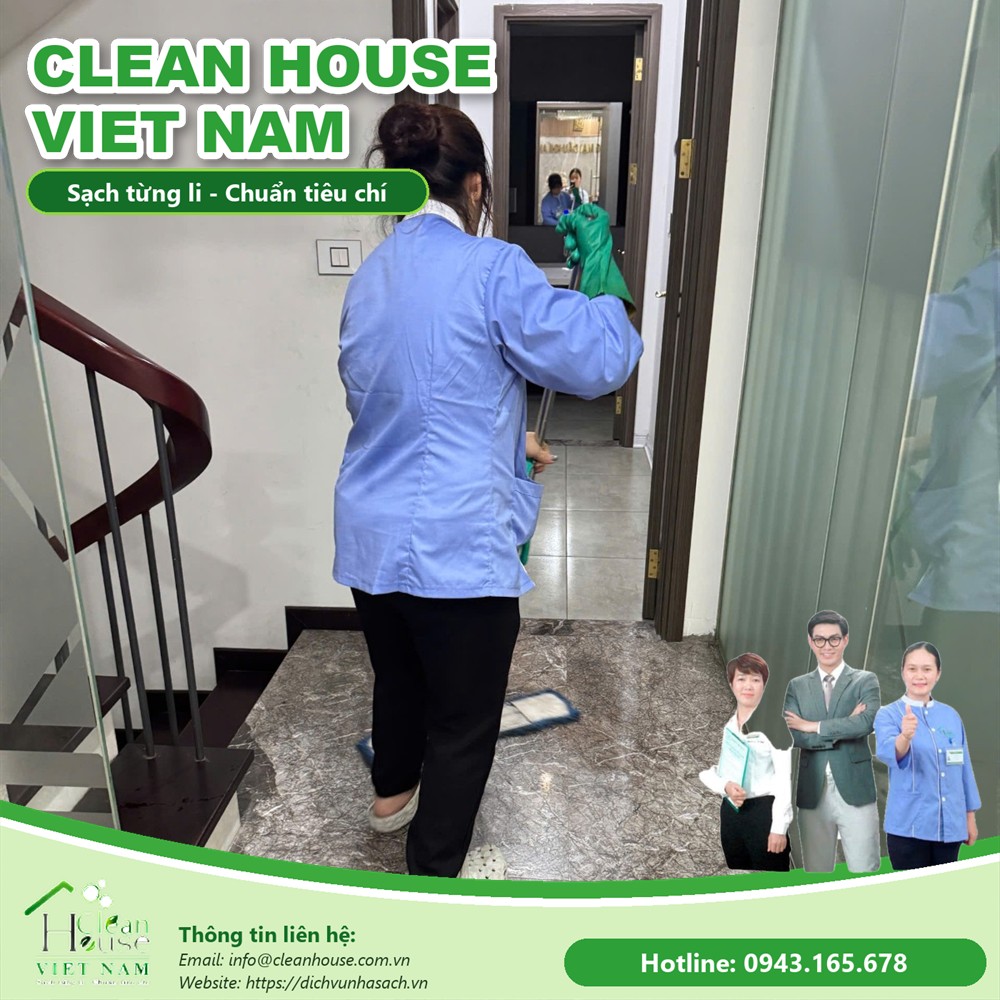 Nhân viên Dịch vụ Nhà Sạch làm việc