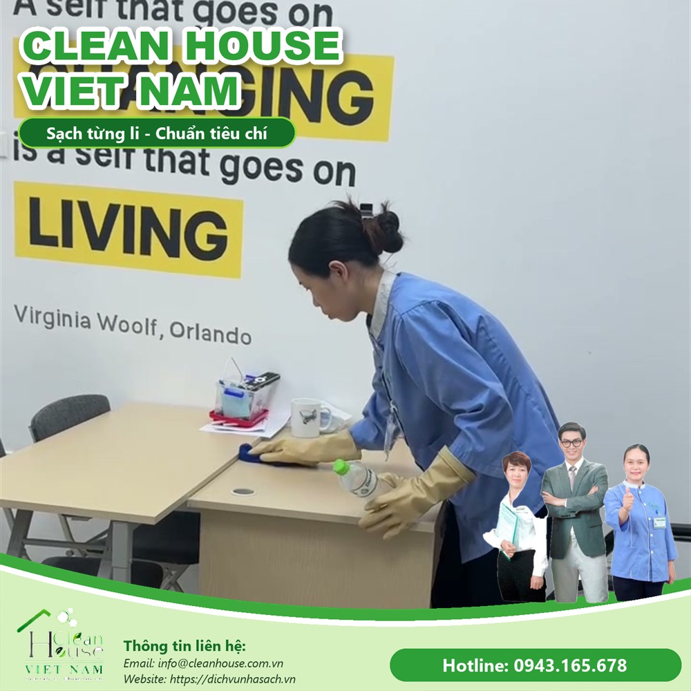 Nhân viên Dịch vụ Nhà Sạch làm việc