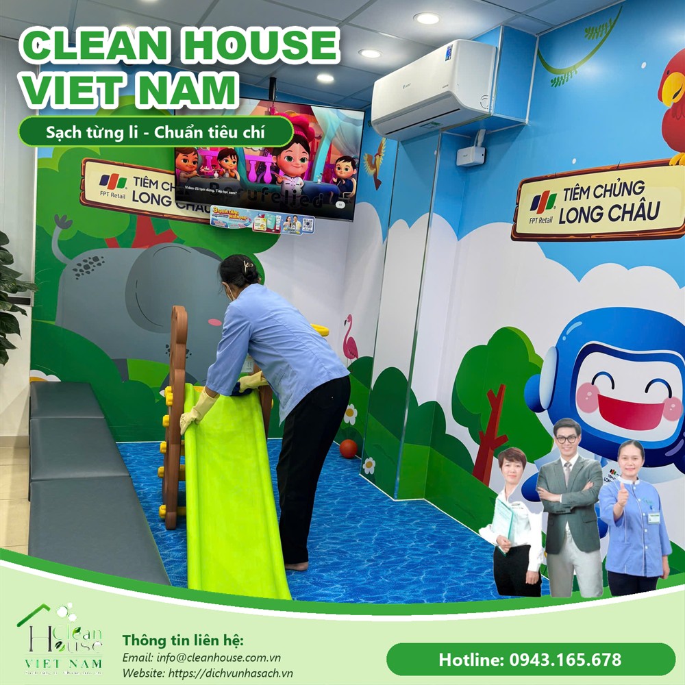 Nhân viên Dịch vụ Nhà Sạch làm việc