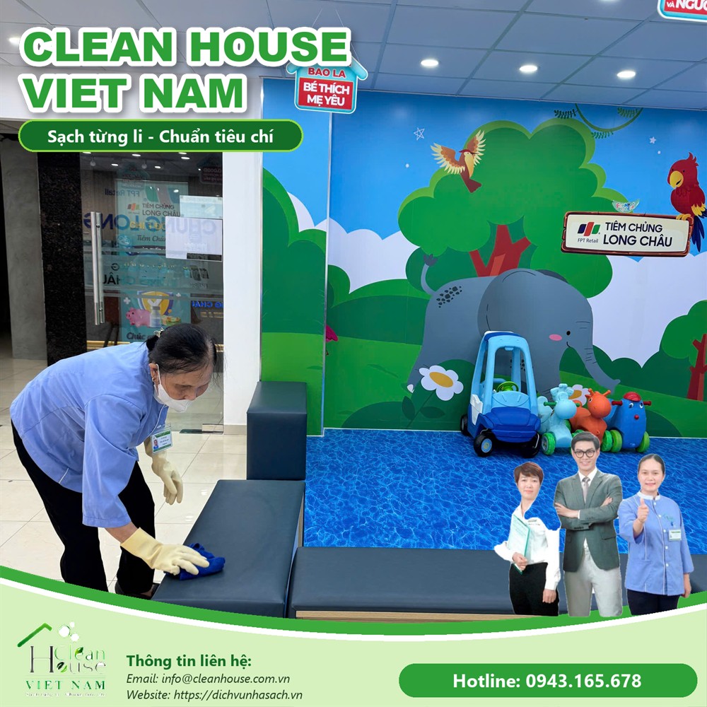 Nhân viên Dịch vụ Nhà Sạch làm việc