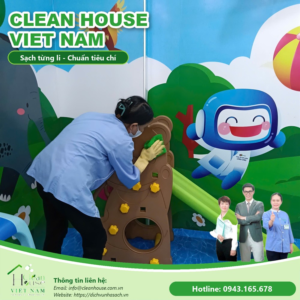 Nhân viên Dịch vụ Nhà Sạch làm việc