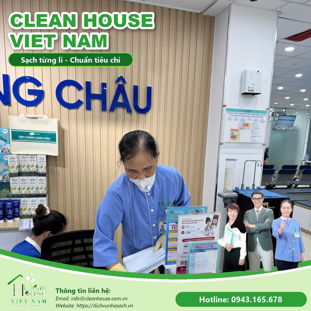 Nhân viên Dịch vụ Nhà Sạch làm việc