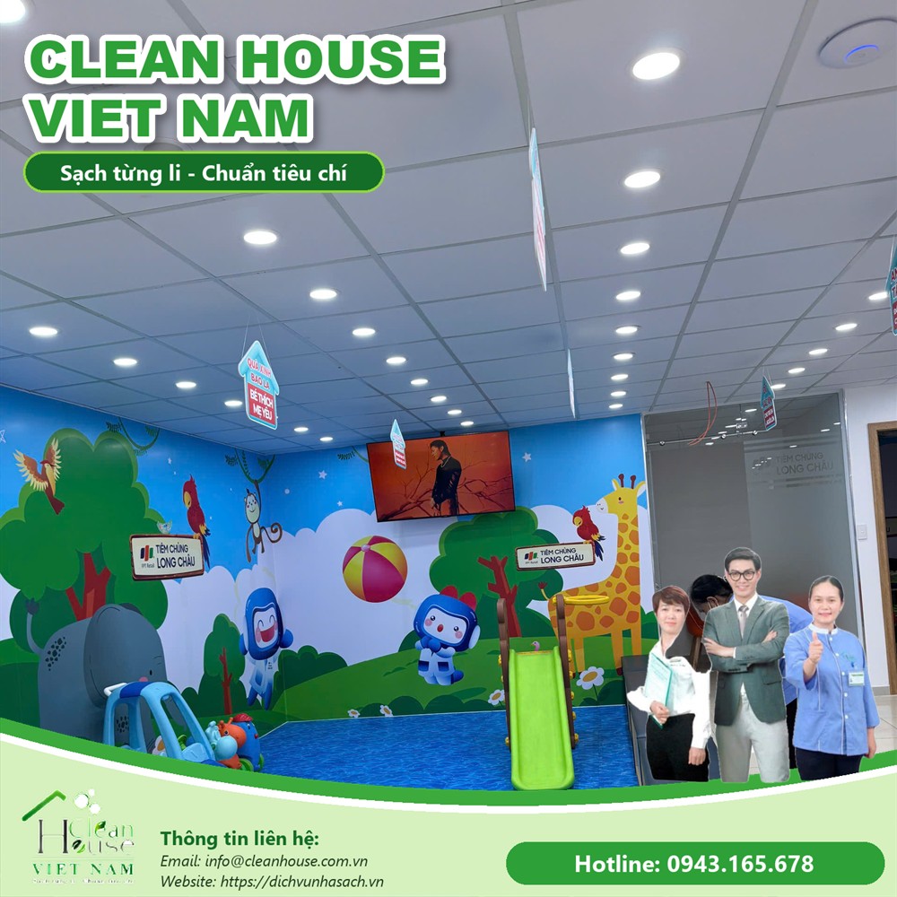 Nhân viên Dịch vụ Nhà Sạch làm việc