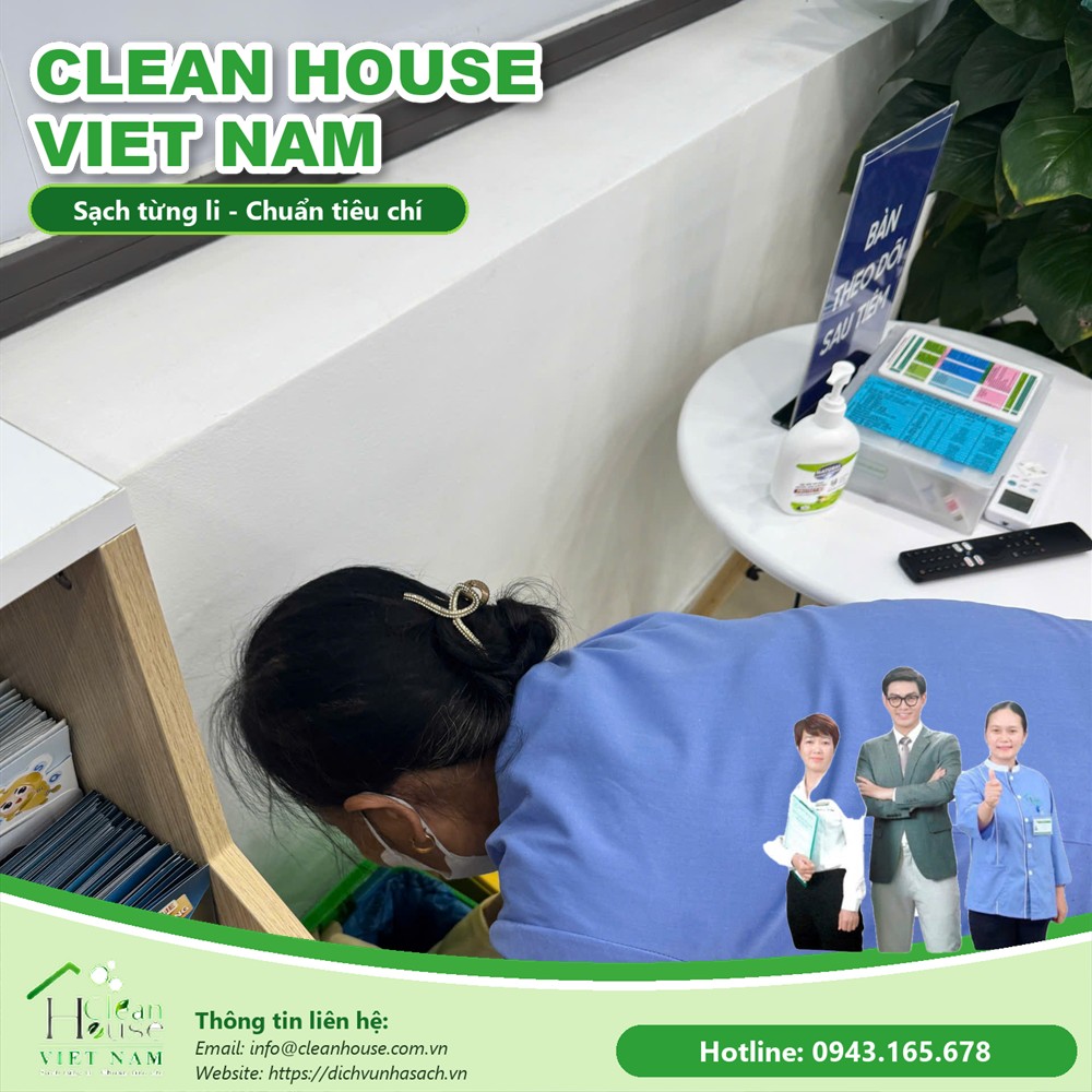 Nhân viên Dịch vụ Nhà Sạch làm việc