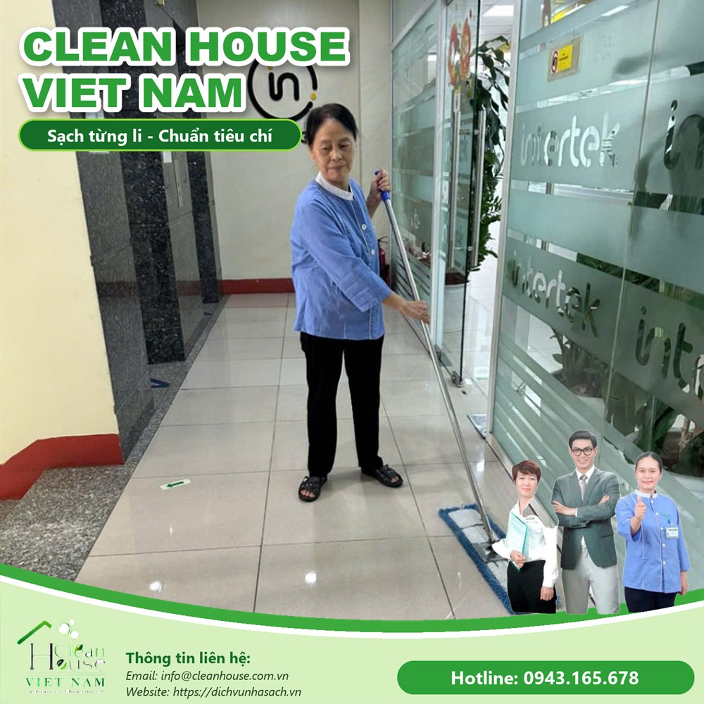 Nhân viên vệ sinh lau sàn hành lang văn phòng