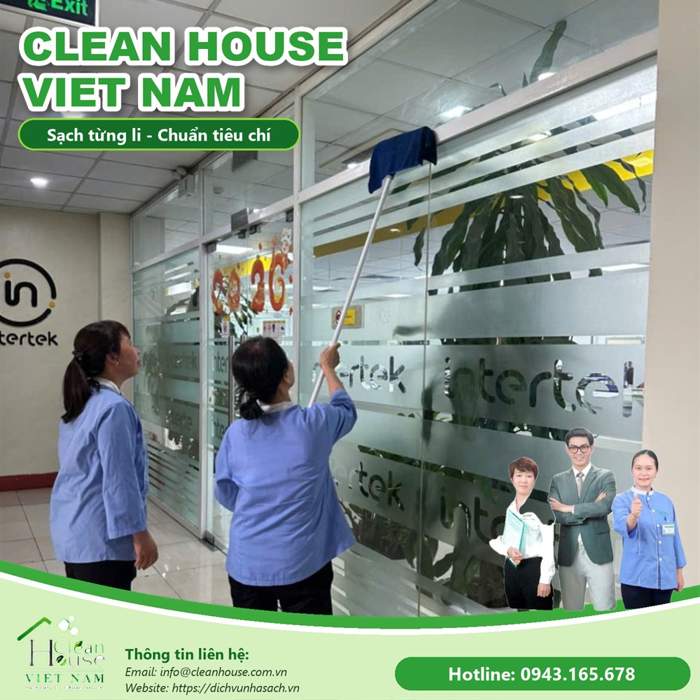 Nhân viên vệ sinh lau vách kính văn phòng