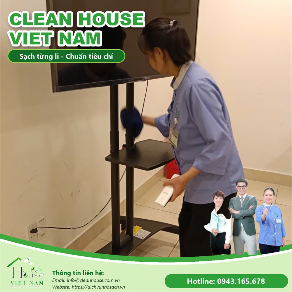 Nhân viên vệ sinh lau màn hình tivi phòng họp