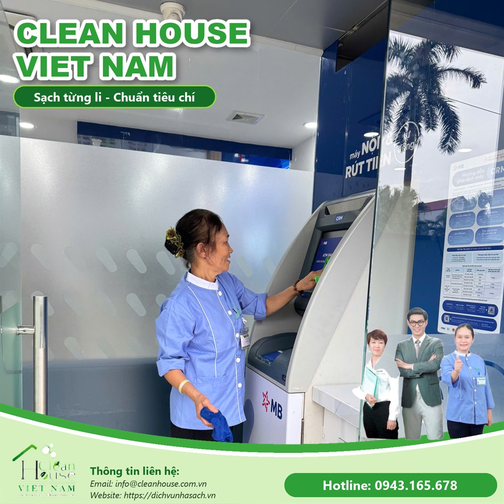 Nhân viên Dịch vụ Nhà Sạch làm việc