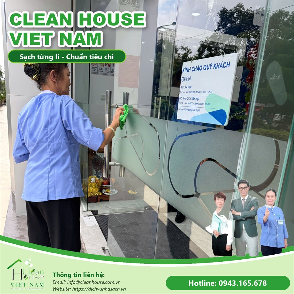 Nhân viên Dịch vụ Nhà Sạch làm việc