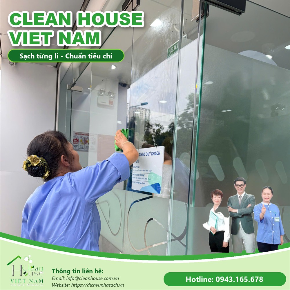 Nhân viên Dịch vụ Nhà Sạch làm việc