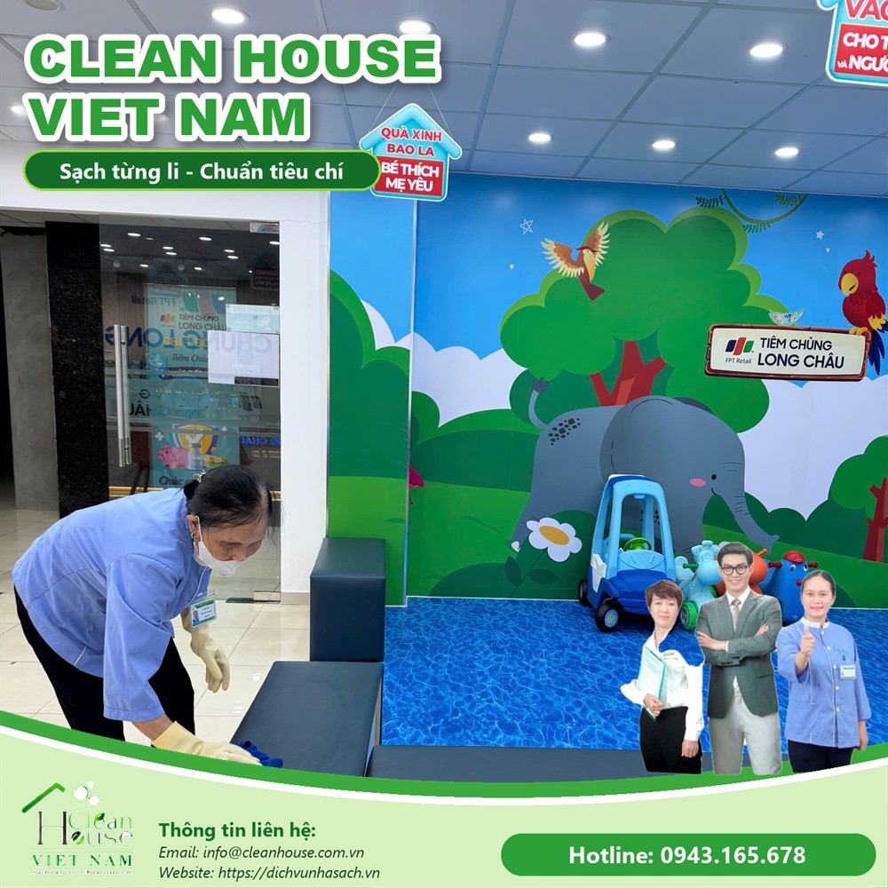 Nhân viên Dịch vụ Nhà Sạch làm việc