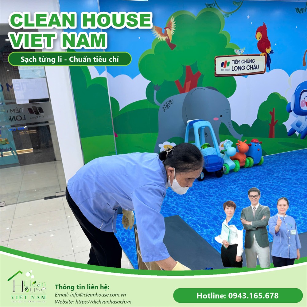 Nhân viên Dịch vụ Nhà Sạch làm việc