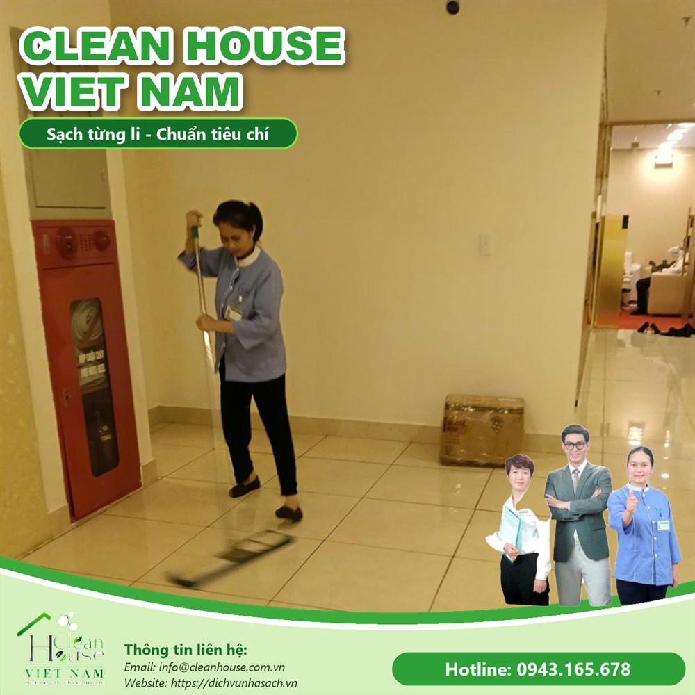 Nhân viên vệ sinh lau sàn căn phòng trống trước khi bàn giao