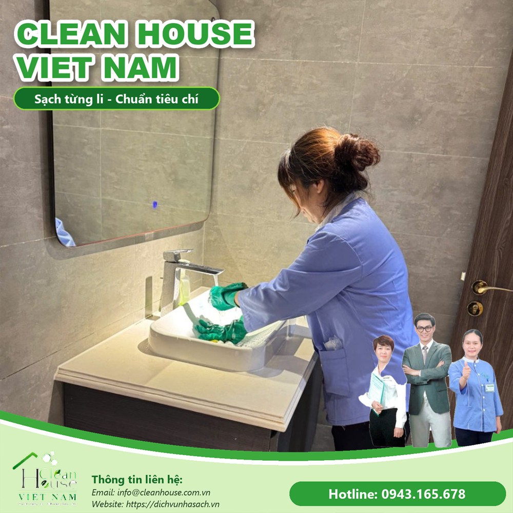 Nhân viên vệ sinh lau lavabo nhà tắm