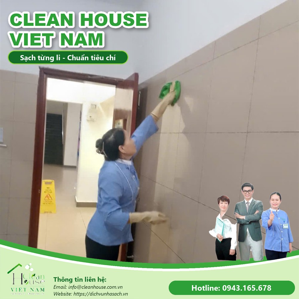 Nhân viên vệ sinh lau tường ốp gạch
