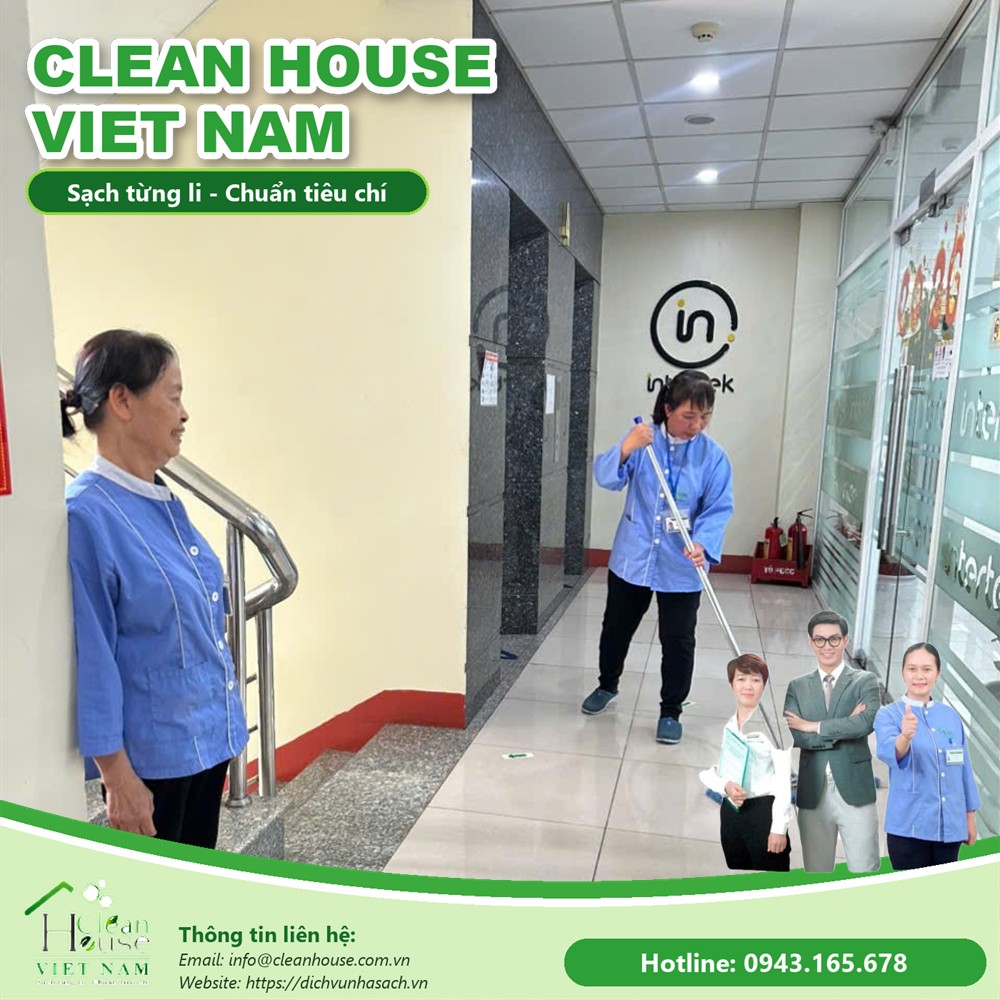 Nhân viên Dịch vụ Nhà Sạch lau sàn hành lang tòa nhà