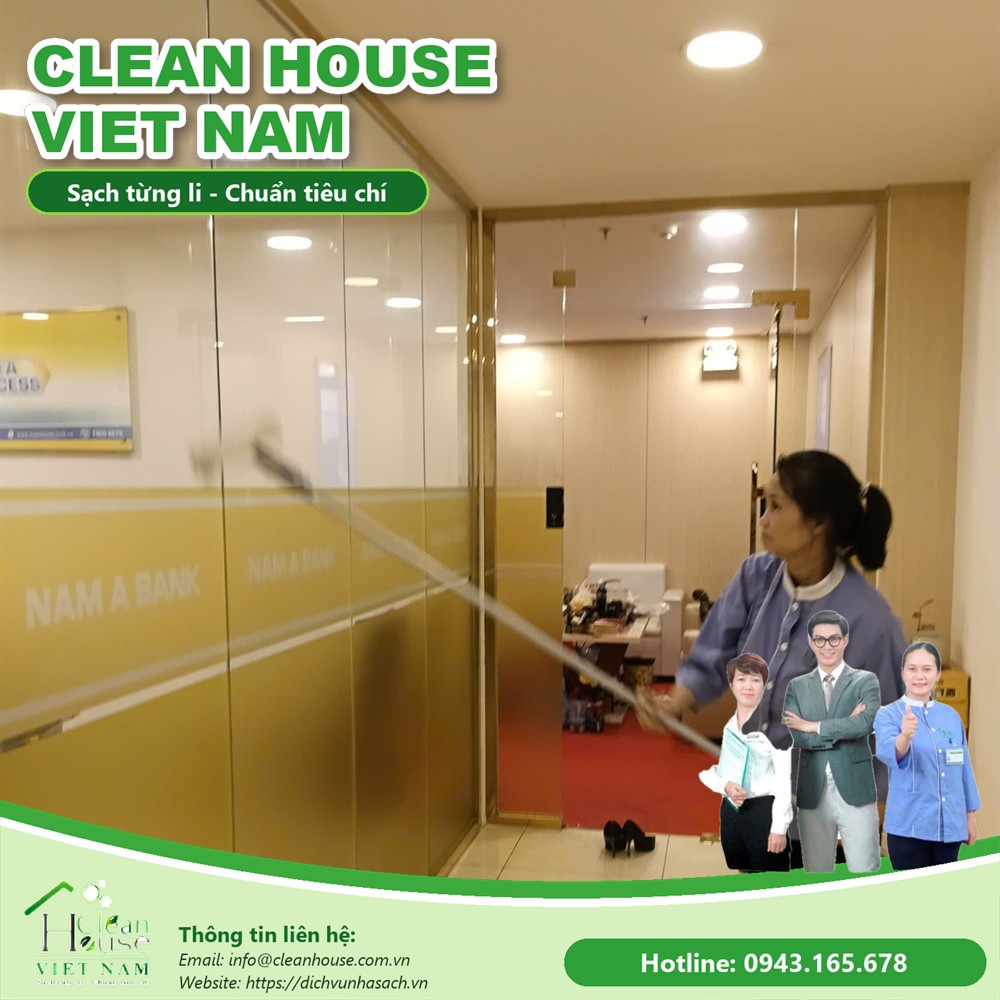 Nhân viên Dịch vụ Nhà Sạch lau kính trên cao