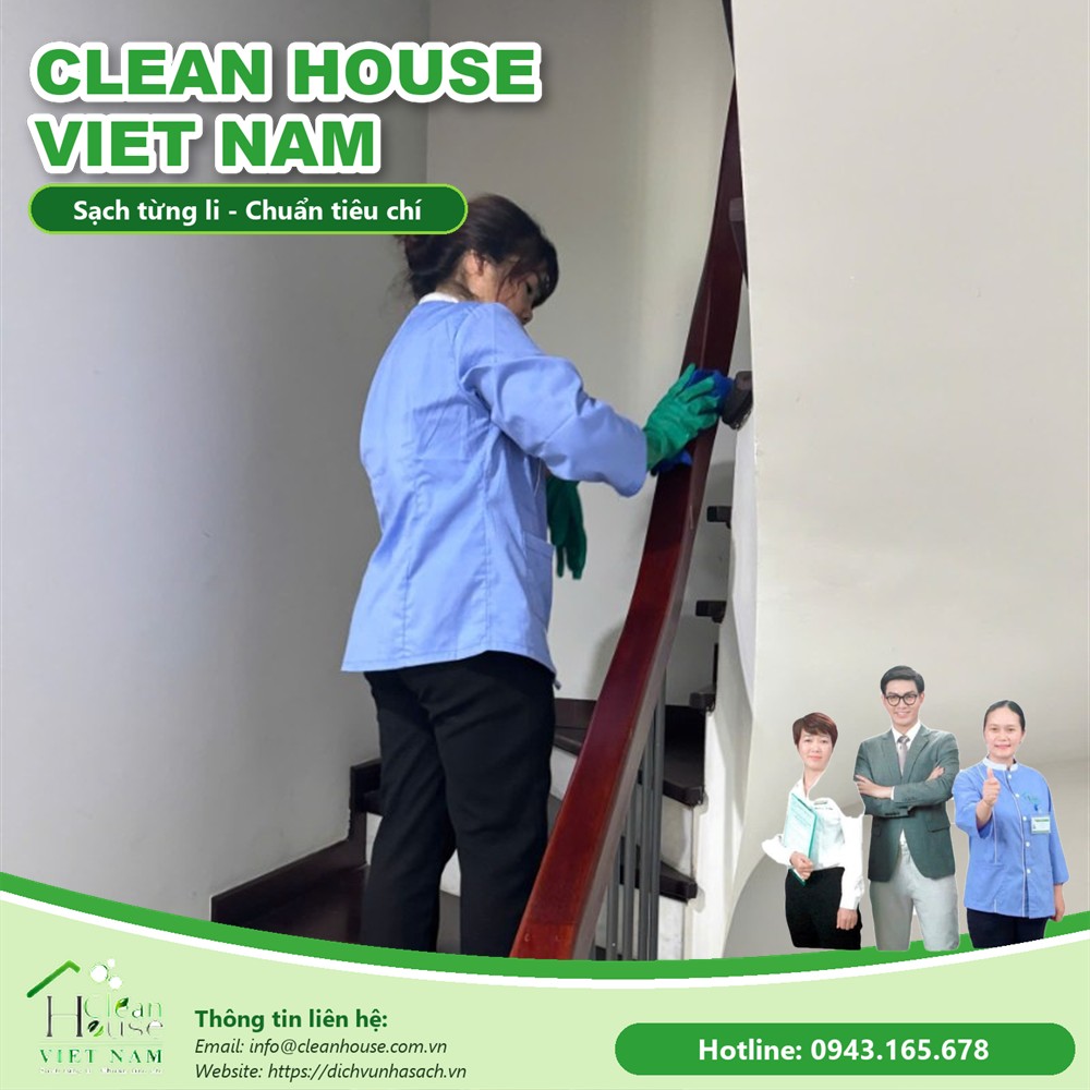 Nhân viên Dịch vụ Nhà Sạch lau tay vịn cầu thang