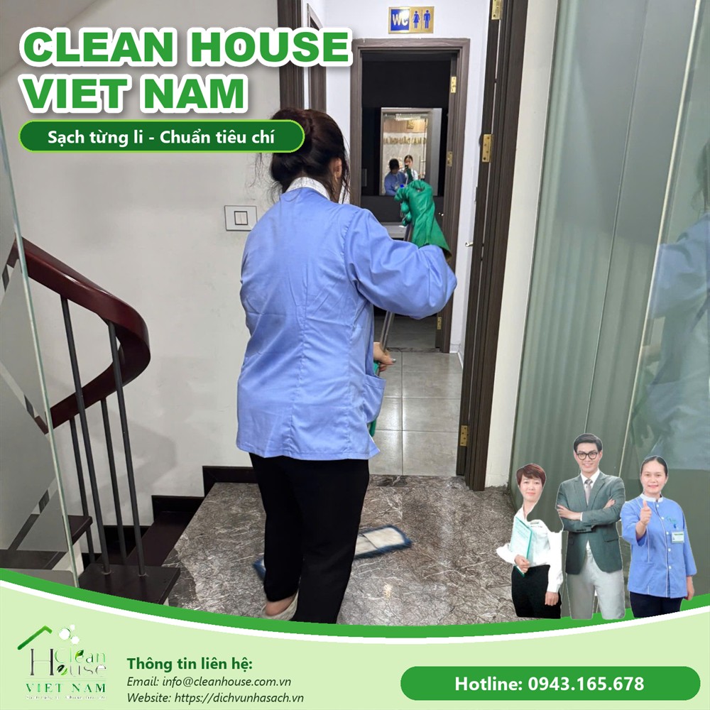 Nhân viên vệ sinh làm sạch cầu thang chung cư