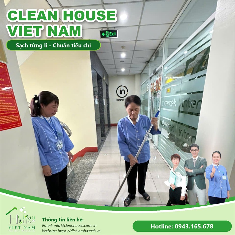 Nhân viên vệ sinh làm sạch hành lang tòa nhà