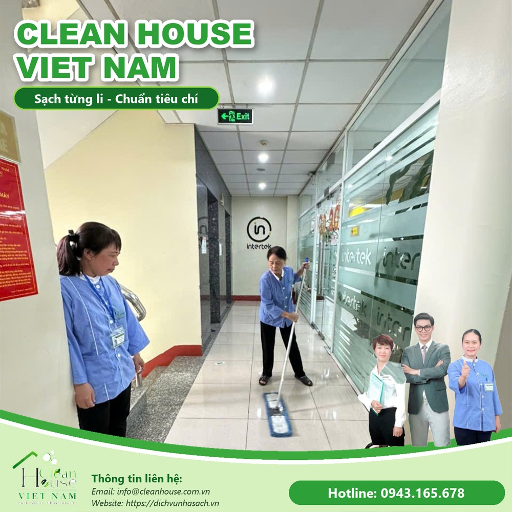 Nhân viên vệ sinh làm sạch sàn hành lang