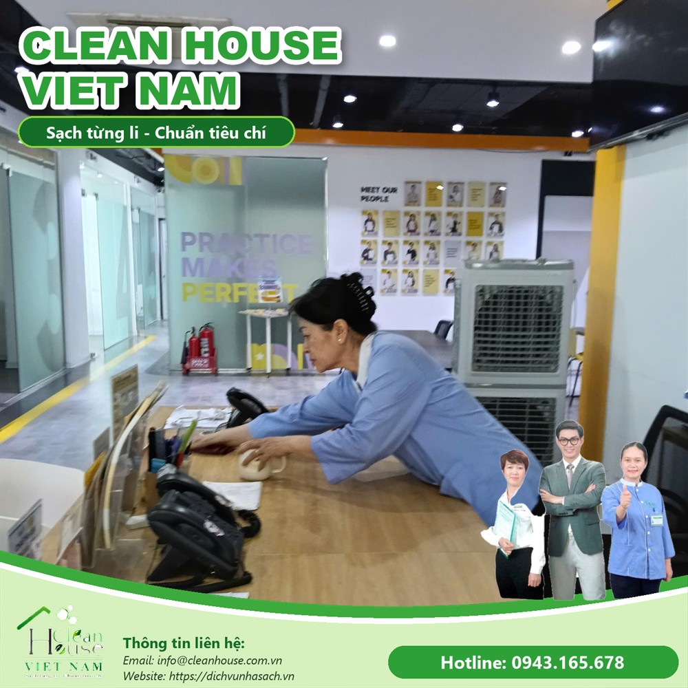 Nhân viên Dịch vụ Nhà Sạch làm việc