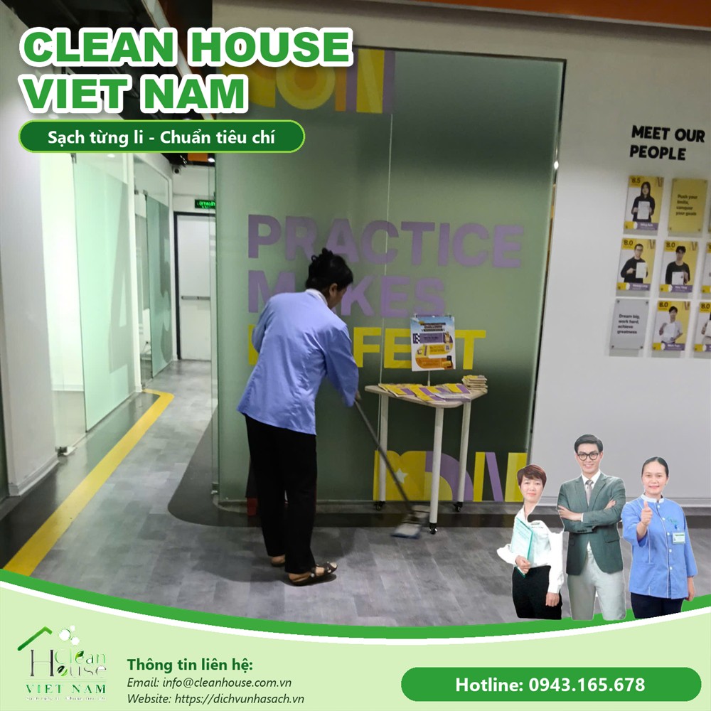 Nhân viên Dịch vụ Nhà Sạch làm việc