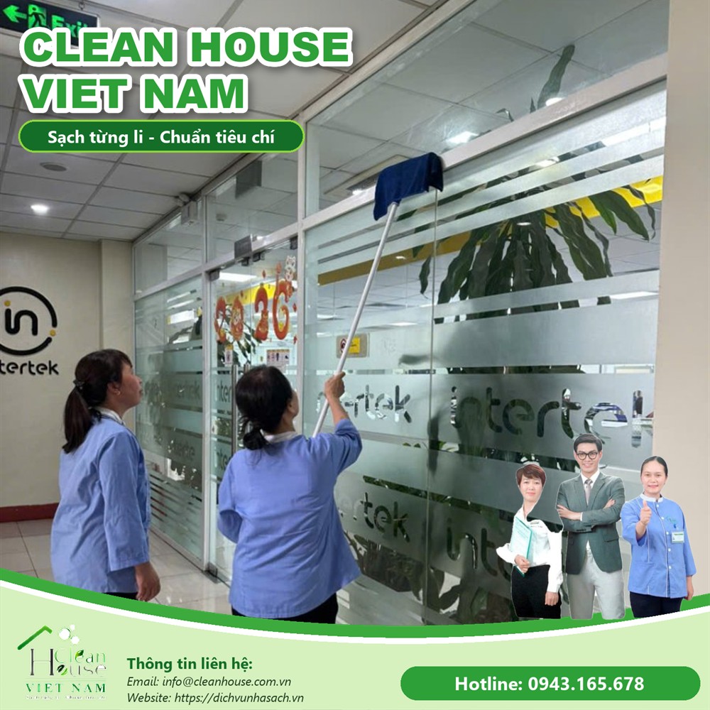 Nhân viên vệ sinh lau ghế khu chờ