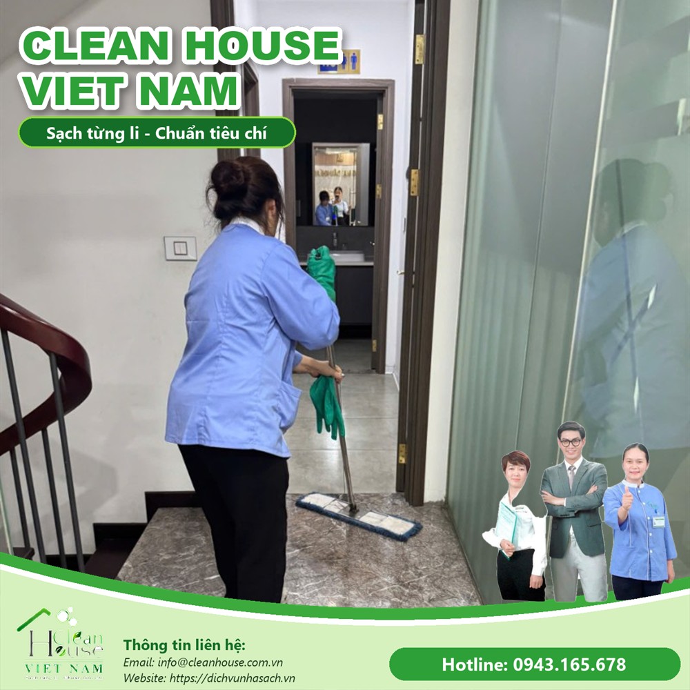 Nhân viên vệ sinh lau bụi thiết bị văn phòng