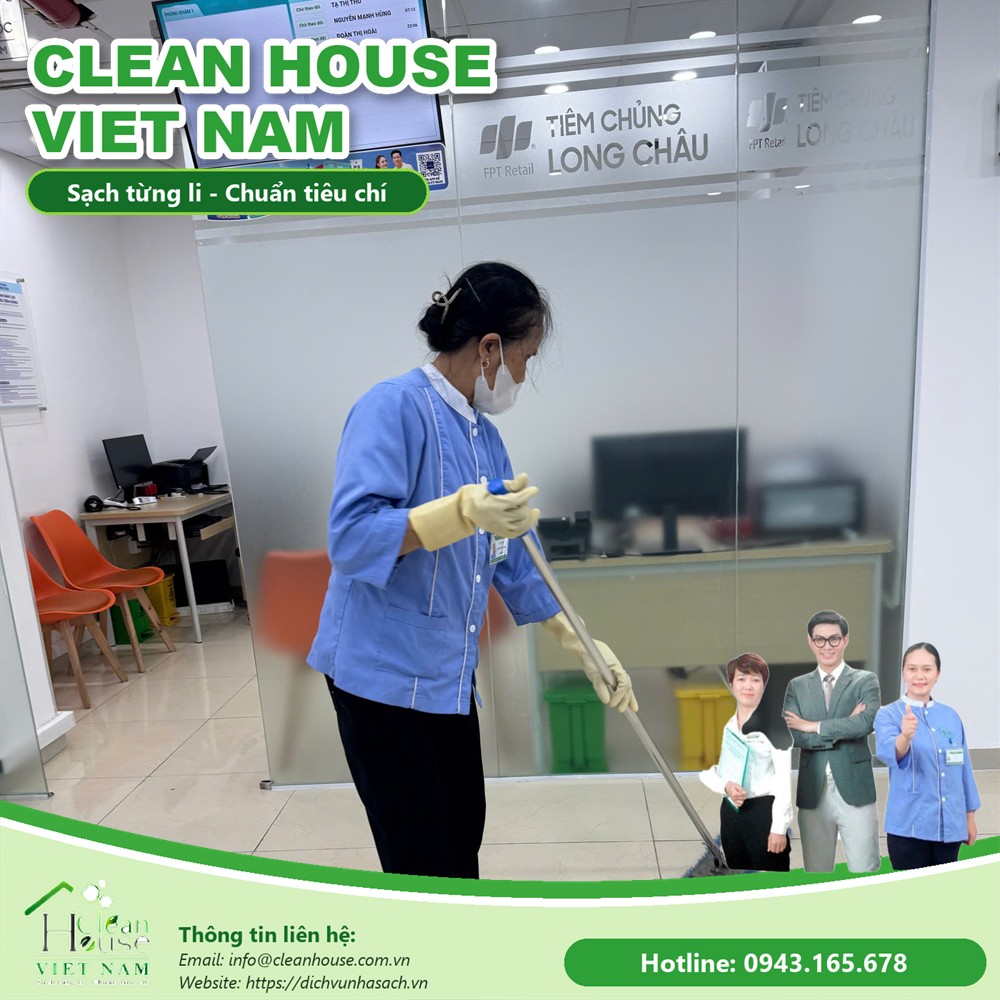 Nhân viên vệ sinh làm việc