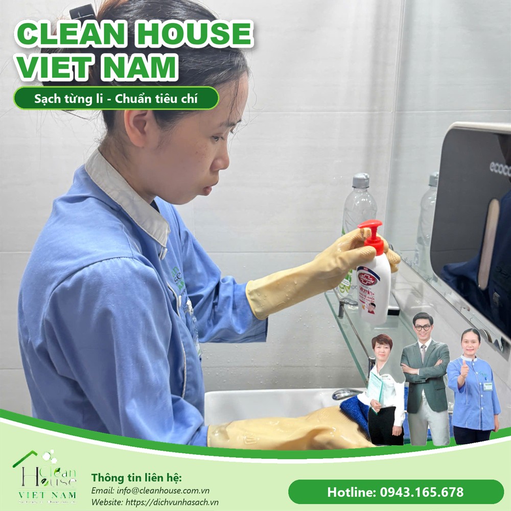 Nhân viên Dịch vụ Nhà Sạch làm việc