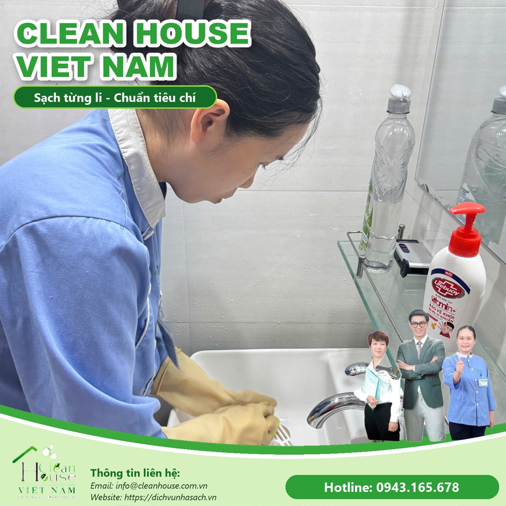 Nhân viên Dịch vụ Nhà Sạch làm việc