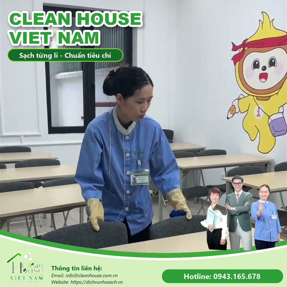 Nhân viên Dịch vụ Nhà Sạch làm việc
