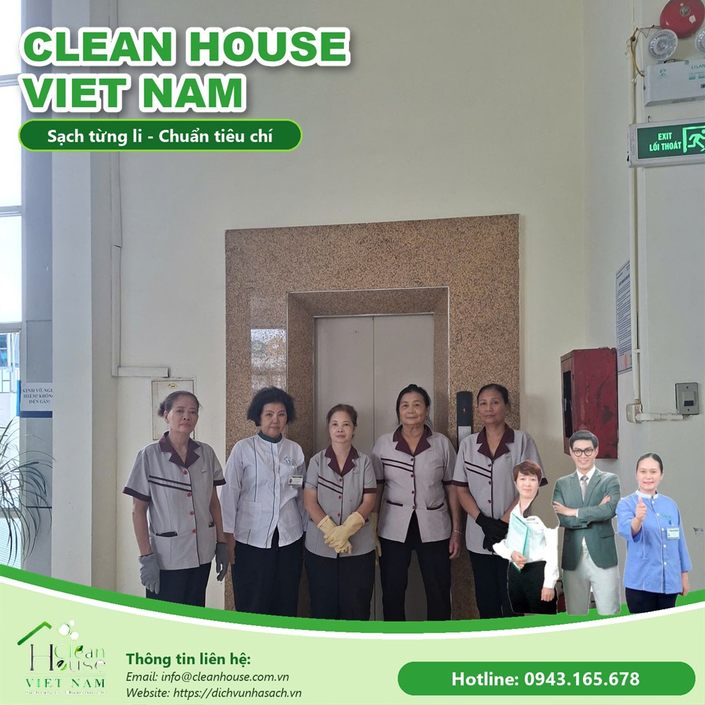 Nhân viên Dịch vụ Nhà Sạch làm việc