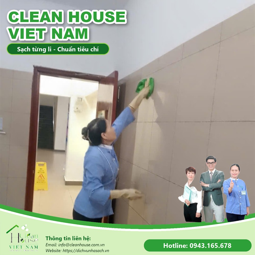 Nhân viên Dịch vụ Nhà Sạch lau tường