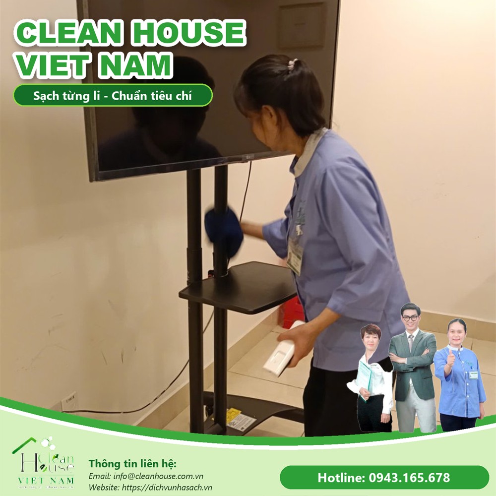 Nhân viên Dịch vụ Nhà Sạch lau thiết bị trong phòng