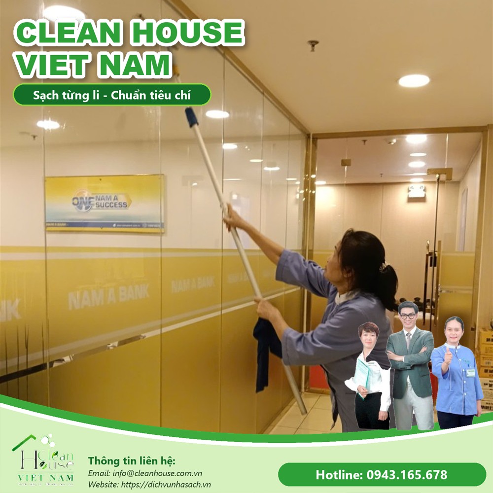 Nhân viên Dịch vụ Nhà Sạch lau kính