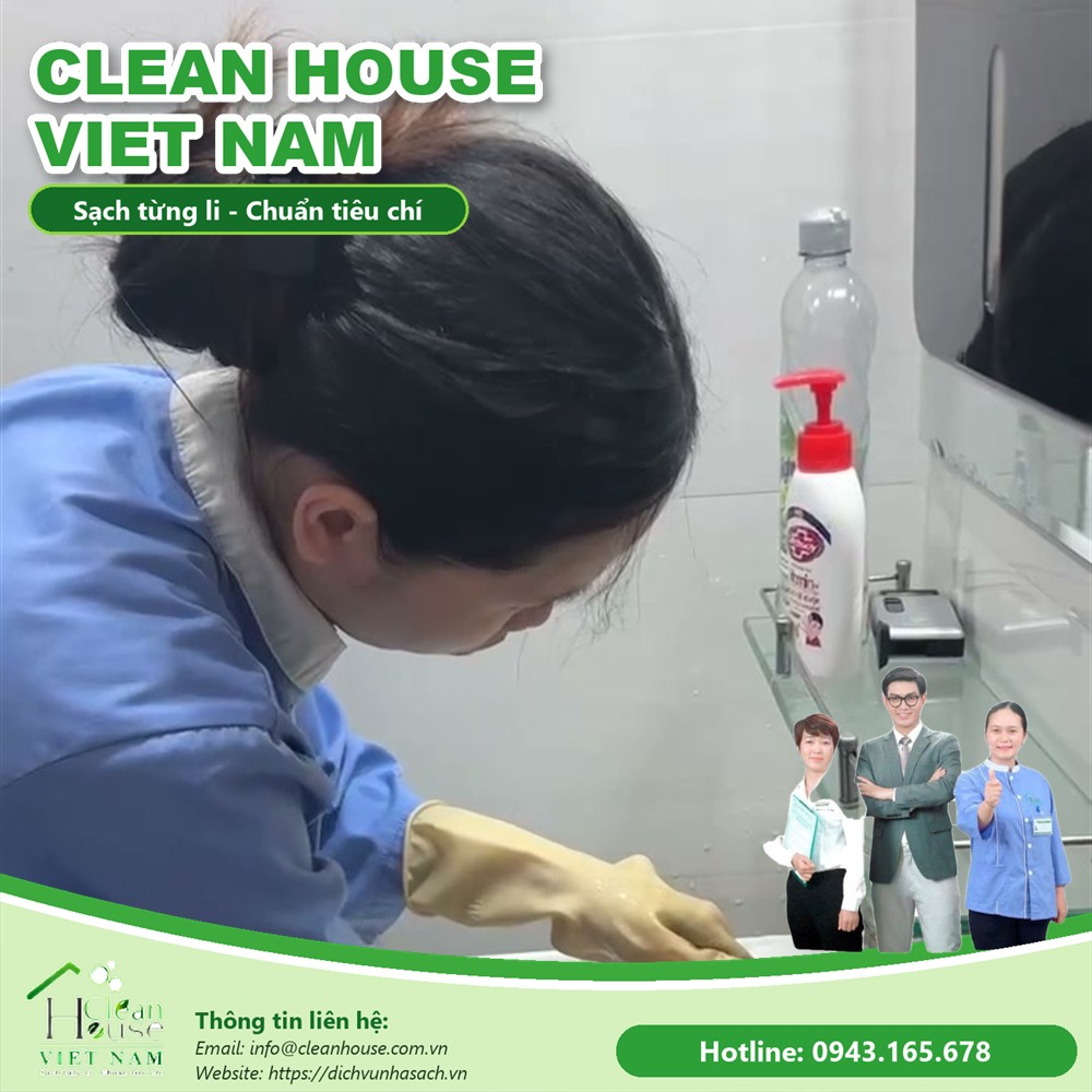 Nhân viên Dịch vụ Nhà Sạch làm việc