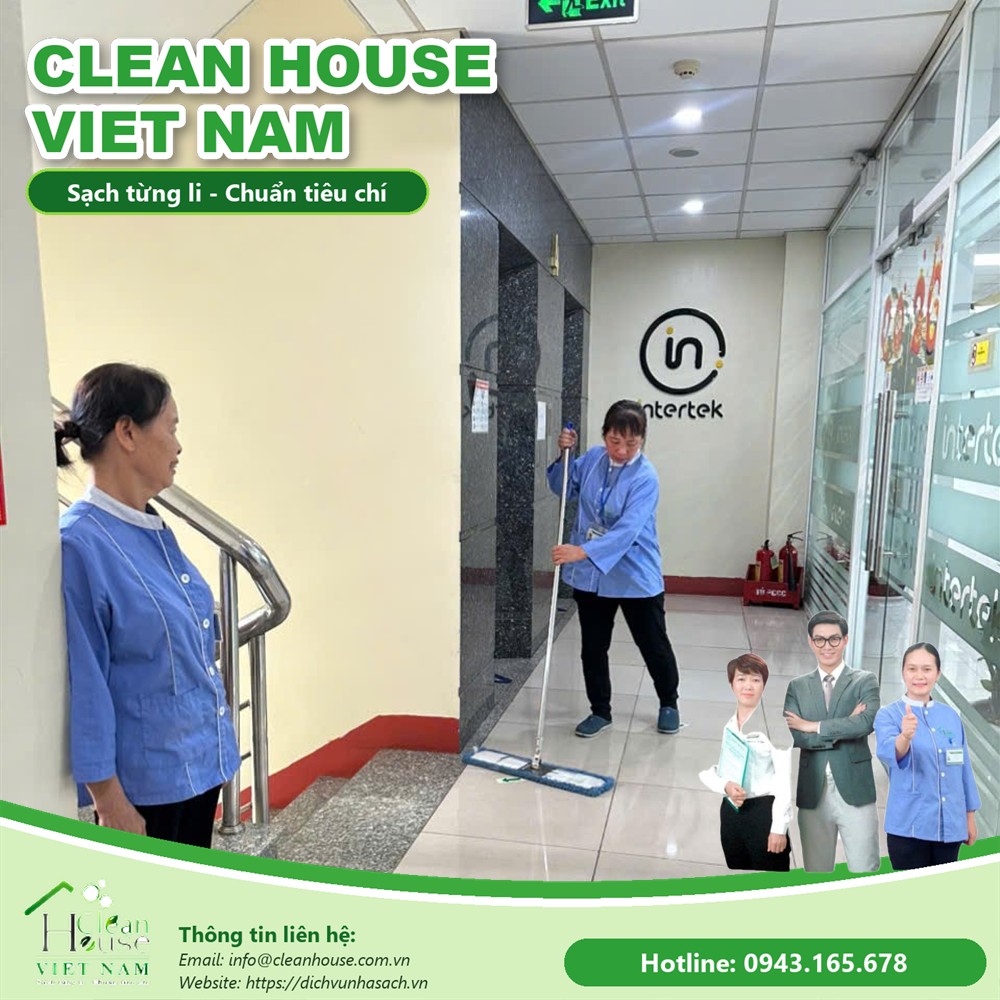 Nhân viên vệ sinh lau cầu thang