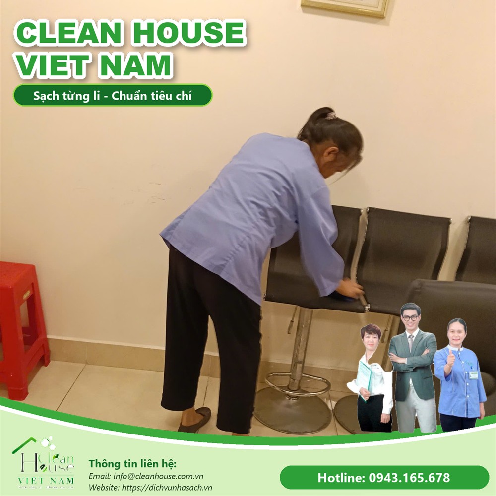 Nhân viên Dịch vụ Nhà Sạch lau ghế khu vực tiếp khách