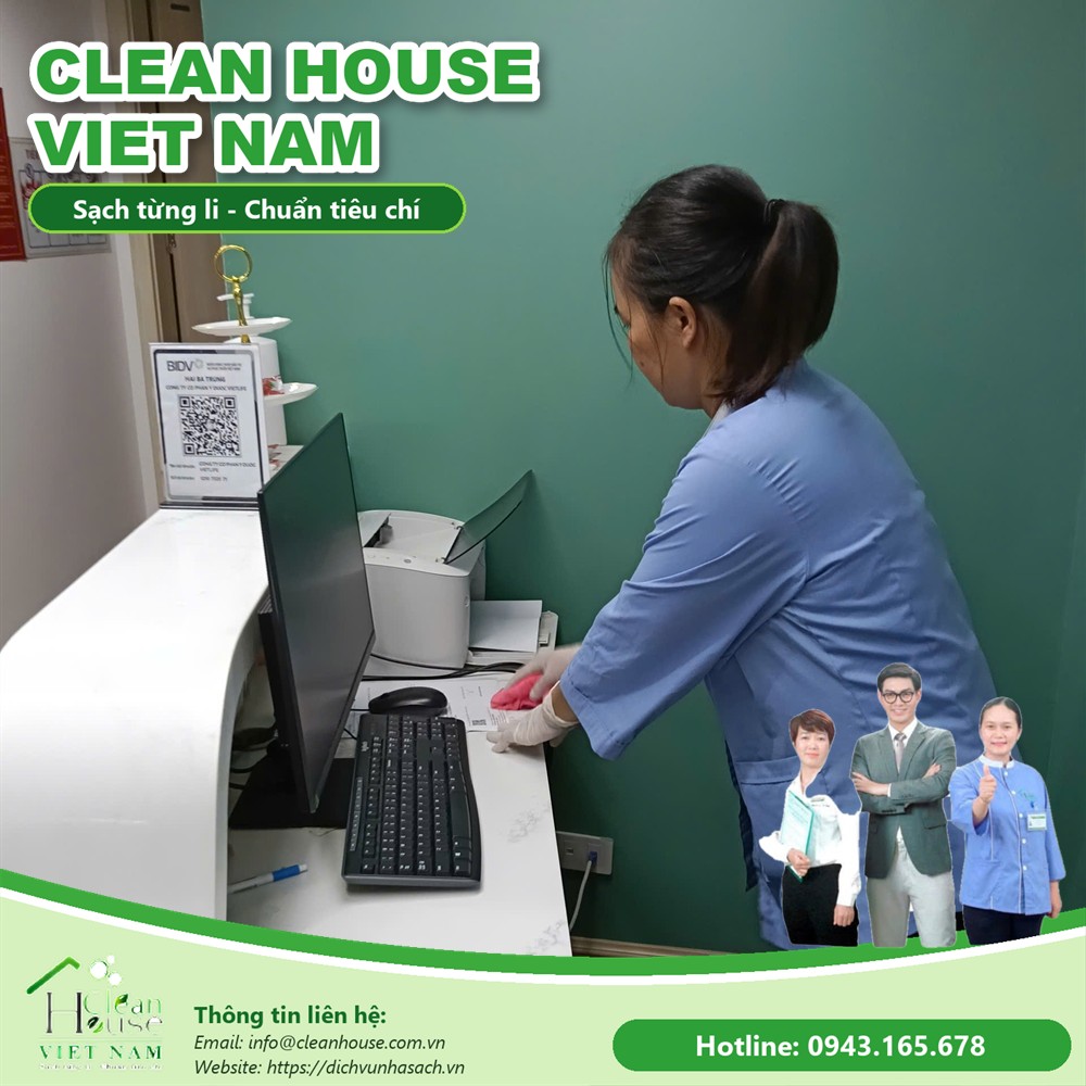 Nhân viên Dịch vụ Nhà Sạch làm việc